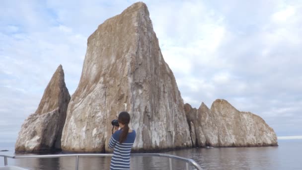 Galapagos Κρουαζιερόπλοιο τουρίστας στο σκάφος κοιτάζοντας Kicker Rock τοπίο της φύσης — Αρχείο Βίντεο
