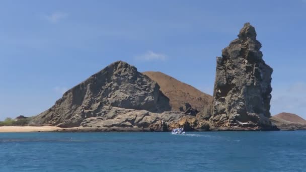 Galapagos Pinnacle Rock Nature Landskap på ön Bartolome — Stockvideo