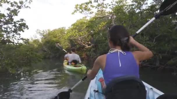 独木舟-一对在佛罗里达参加独木舟探险的夫妇 — 图库视频影像