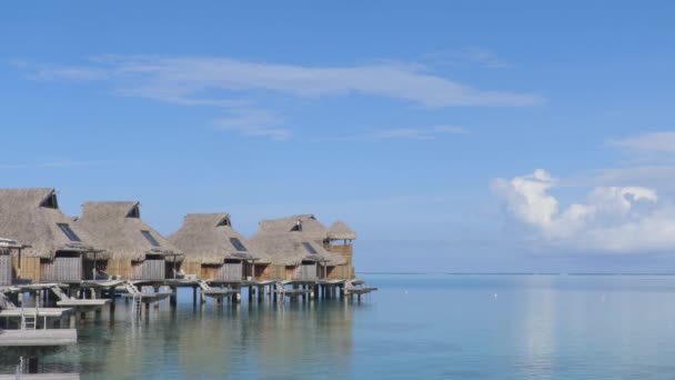 Resort hotel in reisparadijs met overwater bungalow in oceaan lagune — Stockvideo