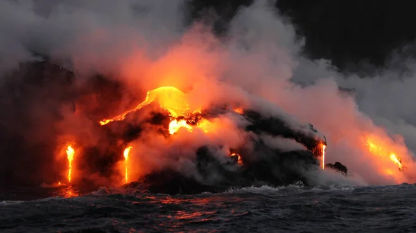 Hawaii 'deki volkanik lav patlamasından okyanusta akan lavlar. Lav teknesi turunda görülmüş. Hawaii Volkanları Ulusal Parkı 'ndan Kilauea volkanından lav, ABD — Stok fotoğraf