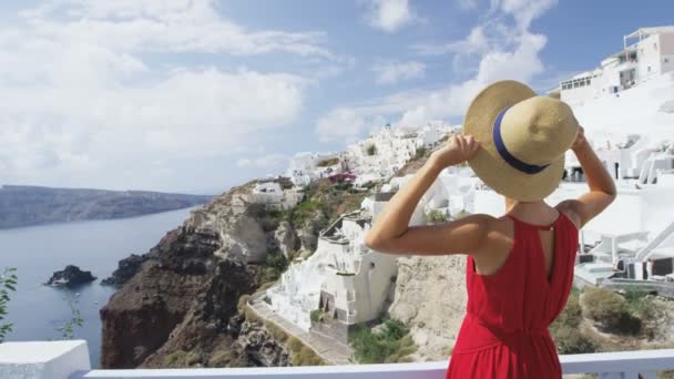 享受假期的女性在希腊圣托里尼旅行 — 图库视频影像