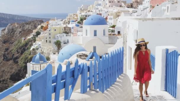 Turistkvinna på vandring i Oia Santorini — Stockvideo