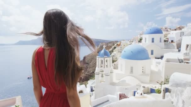 Santorini Oia Blue Dome Igreja Viagem menina turística — Vídeo de Stock