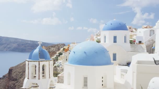 Santorini Utsikt över Oia Village Blå kupol kyrka — Stockvideo