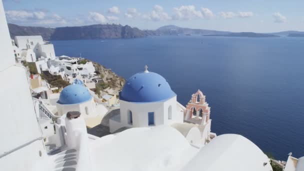 Santorini Oia Blue Domed igreja e Caldera — Vídeo de Stock