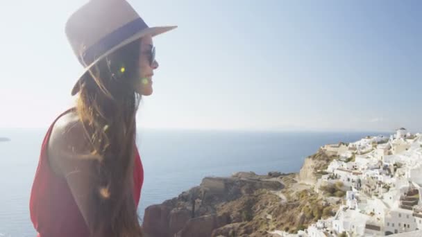 观光愉快的观光客妇女欣赏Oia Santorini — 图库视频影像