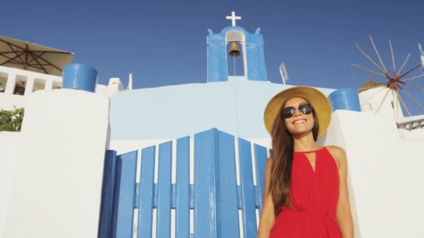 Uśmiechnięty turysta przy wejściu do kościoła w Santorini — Wideo stockowe