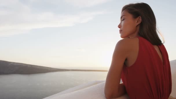 Femme jouissant Célèbre Oia coucher de soleil sur Santorin — Video