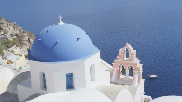 Santorini kyrka med blå kupol vid Egeiska havet — Stockvideo