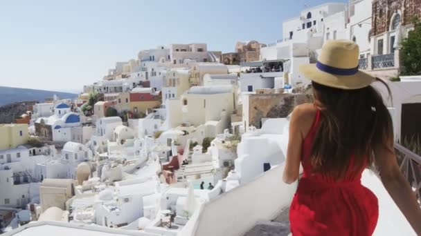 Touristin läuft Stufen in Oia hinunter — Stockvideo