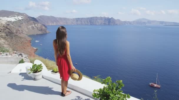 Santorini Tourist Walking Kijkend naar Caldera View — Stockvideo