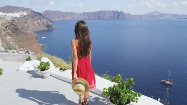 Turista em Santorini Caldera Vista do Mar Egeu — Vídeo de Stock