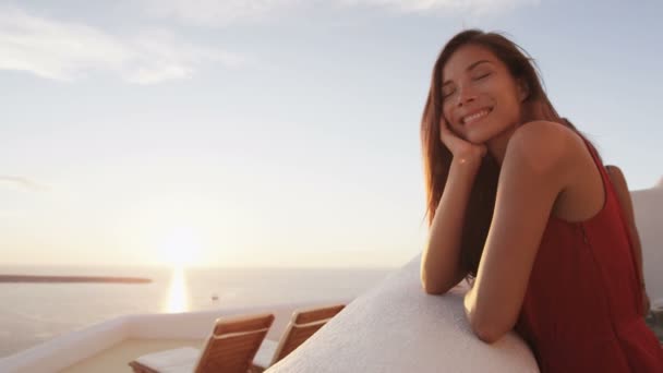 Oia coucher de soleil sur Santorin et touriste femme — Video