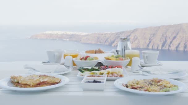 Reggeli asztal a tenger mellett Santoriniben — Stock videók