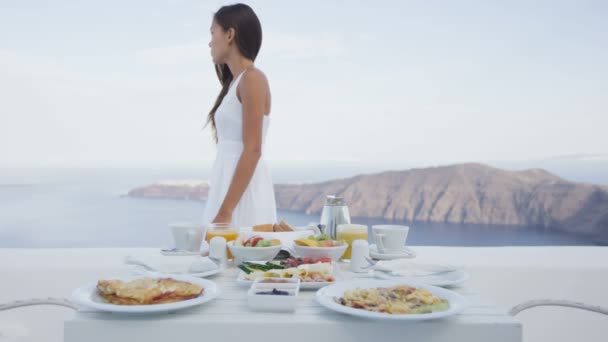 Ontbijttafel Op Terras met Vrouw Wandelen Door — Stockvideo