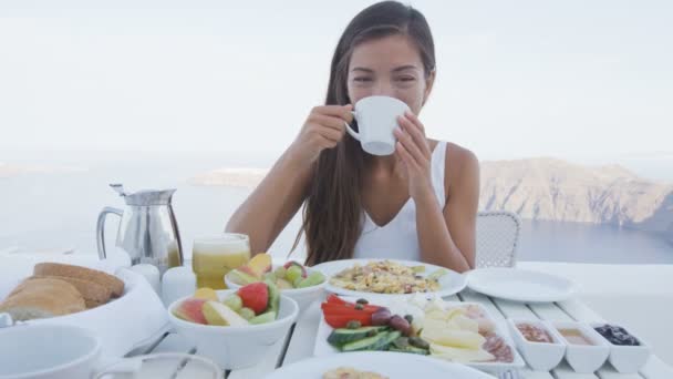 Desayuno Mujer Tomando café de la mañana en la terraza — Vídeo de stock