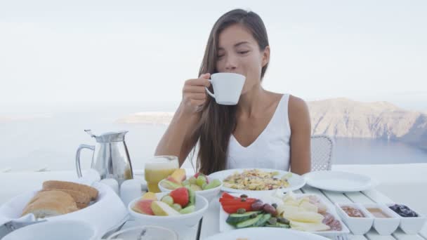 Frukost kvinna att dricka kaffe på terrassen Resort — Stockvideo