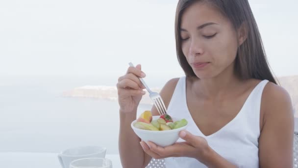 건강에 좋은 과일 샐러드 를 먹는 여자 — 비디오