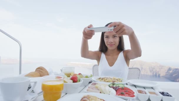 Mujer Fotografiando el desayuno en la aplicación de teléfono móvil — Vídeos de Stock