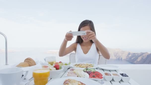 Mujer tomando fotos de desayuno en el teléfono inteligente — Vídeos de Stock