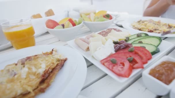 Table de petit déjeuner avec variété d'aliments servis — Video