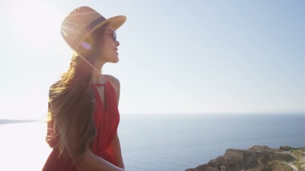 Mulher turística desfrutando de vista de Oia Santorini — Vídeo de Stock