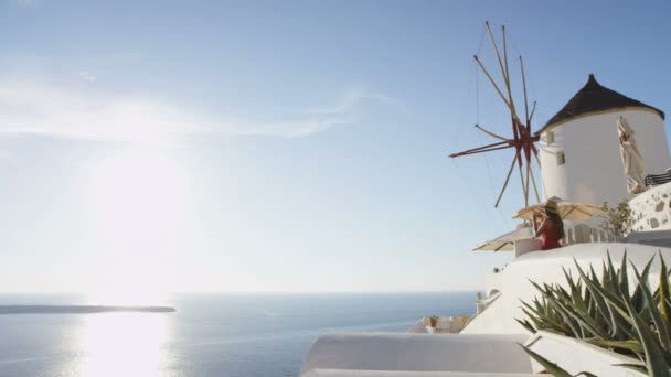 Santorini Tourist Standing By Molino de viento en Oia — Vídeos de Stock