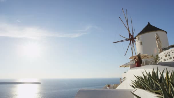 Santorini turista in piedi da mulino a vento in Oia — Video Stock