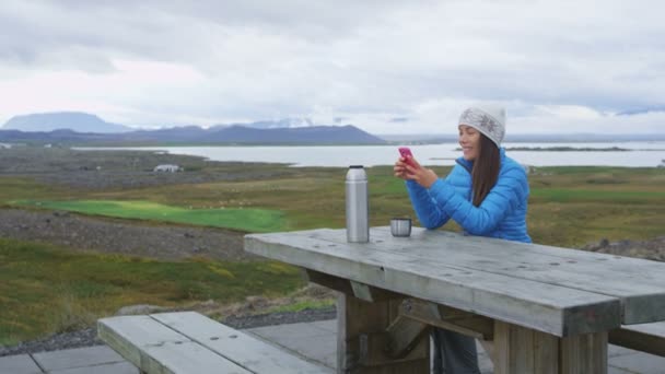 Meisje buiten met behulp van smart phone koffie drinken — Stockvideo