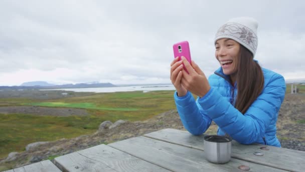 비디오 채팅 대화 - 자연계에서 스마트폰으로 대화하는 여성 — 비디오