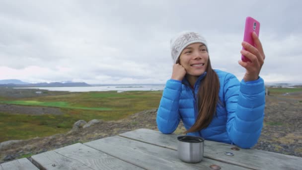 Conversa de bate-papo de vídeo - Mulher usando telefone inteligente falando na natureza — Vídeo de Stock