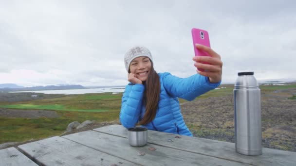 Kvinna utomhus med hjälp av smarttelefon tar selfie — Stockvideo