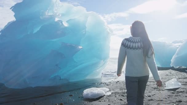Island Jokulsarlon Ledová pláž - lidé procházející se ledovci na ledové pláži — Stock video