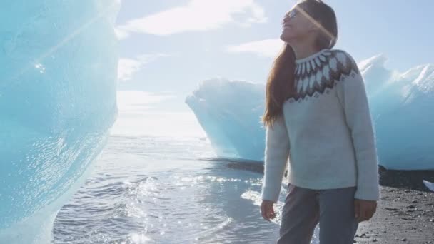 Island-Touristin am Jokulsarlon Iceberg Beach beim Anblick von Eisbergen am Ice Beach — Stockvideo