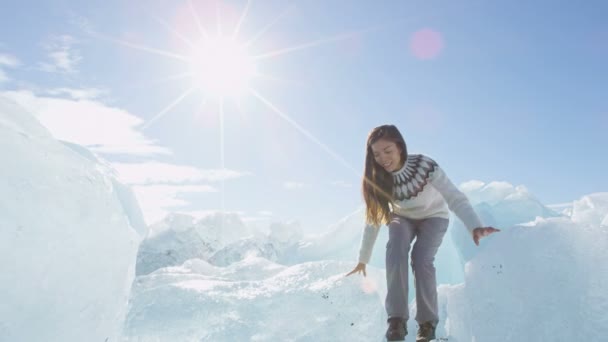 Island turist på Jokulsarlon Iceberg strand klättring på isberg på Isstrand — Stockvideo