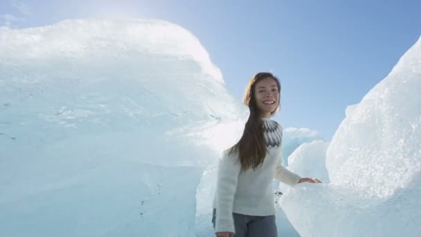 Iceland tourist at Jokulsarlon Iceberg beach walking by icebergs on Ice beach — Stok video