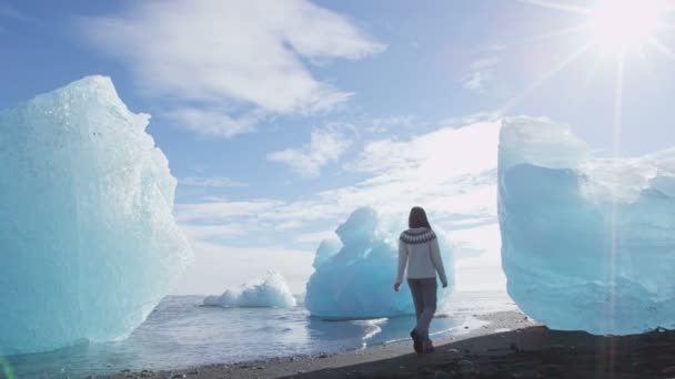 Izland Jokulsarlon Iceberg strand - turista séta jéghegyek mellett a jeges tengerparton — Stock videók