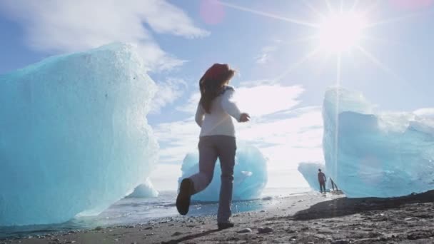 Žena šťastný běh radosti na Islandu příroda na pláži Jokulsarlon ledovec — Stock video