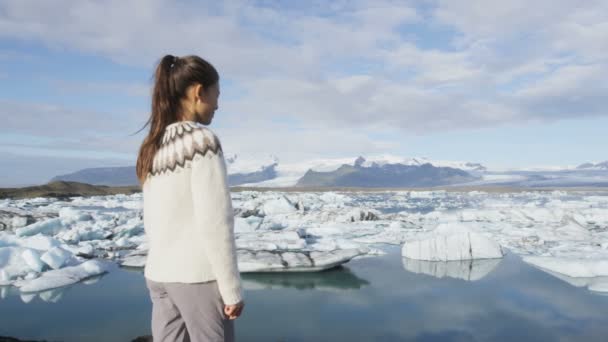 Woman walking Iceland nature landscape Jokulsarlon glacial lagoon glacier lake — стоковое видео