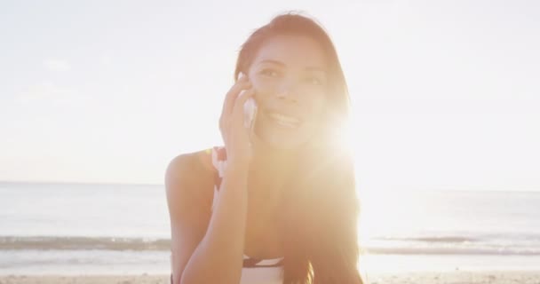Smartphone - mulher falando por telefone conversando na praia ao pôr do sol — Vídeo de Stock