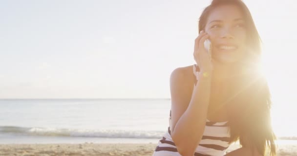 Ελκυστική γυναίκα που χρησιμοποιεί το κινητό τηλέφωνο έξω στην παραλία — Αρχείο Βίντεο