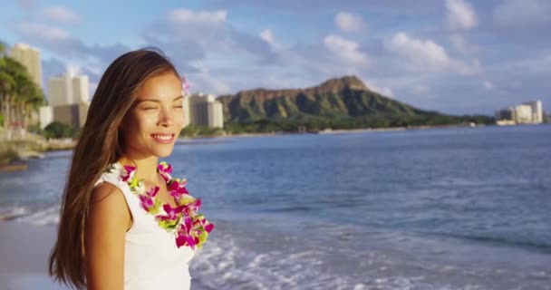 Hawaje - Uśmiechnięta kobieta na plaży bawiąca się na Hawajach Waikiki w Lei — Wideo stockowe