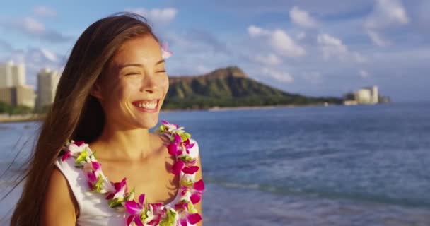 Hawaje podróży wakacje na plaży - kobieta uśmiechnięta szczęśliwy noszenie Hawajski kwiat Lei — Wideo stockowe