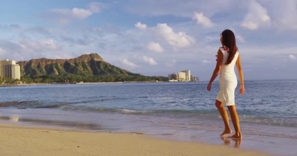 Hawaje Waikiki podróży wakacje na plaży - kobieta chodzenie nosząc hawajski kwiat Lei — Wideo stockowe