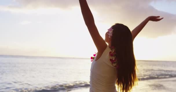 Happy serene woman relaxing joyful with arms outstretched on beach on Hawaii — Stok video