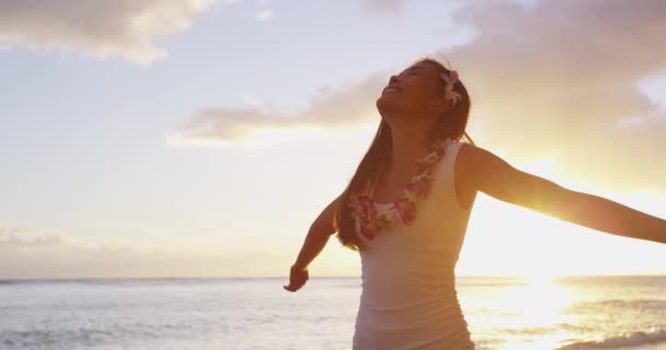 Praising happy freedom woman Hawaii beach lei — Vídeos de Stock