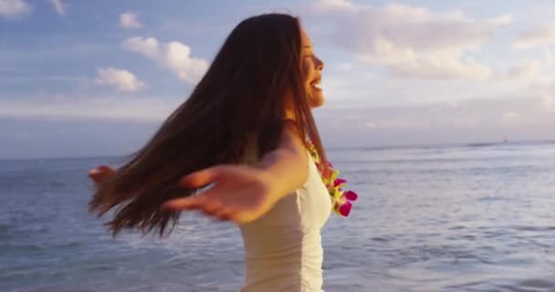 Šťastná bezstarostná žena zdarma na Havaji pláž západ slunce na sobě květiny Lei v Luau — Stock video