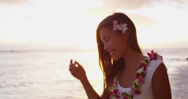 Havaj - Beach dívka se směje smíchy baví na Havaji Waikiki na sobě Lei — Stock video