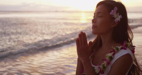 Duchovní - žena dává namaste gesto jóga meditace na Havaji na sobě lei — Stock video